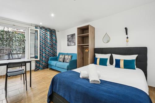 une chambre avec un grand lit et un canapé bleu dans l'établissement Tour Eiffel Apartment, à Paris