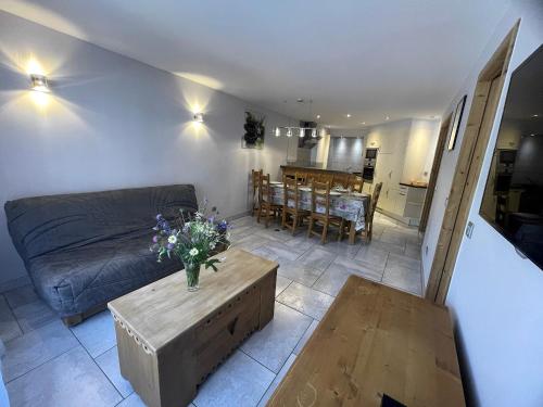 un salon avec un canapé et une table dans l'établissement Bedière 3 - Bel appartement centre village, à La Clusaz