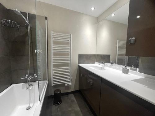 Bilik mandi di Bedière 3 - Bel appartement centre village