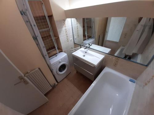 une salle de bain avec un lavabo, des toilettes et un miroir dans l'établissement Vue Mer & Plage à 40m à Palavas-les-Flots, à Palavas-les-Flots