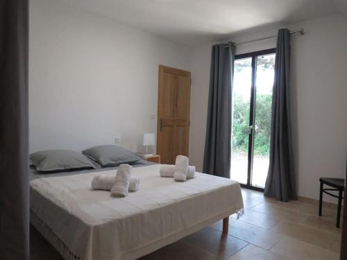 une chambre avec un grand lit avec des serviettes dessus dans l'établissement Maison face au Luberon avec piscine - 5 Chambres, à Cabrières-dʼAvignon