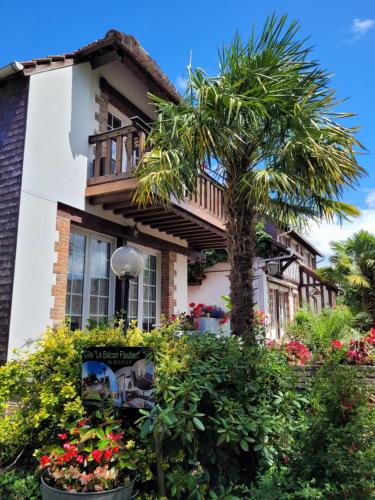 Gîte Le Balcon Flaubertにある庭