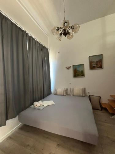 ein Schlafzimmer mit einem großen Bett mit Kronleuchter in der Unterkunft Apartment M in Mostar