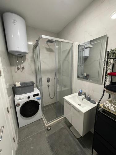 Un baño con ducha, inodoro y lavabo. en Apollo 2, en Ulcinj