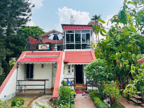 Κήπος έξω από το ABASAR We have wonderful villa at Shantiniketan