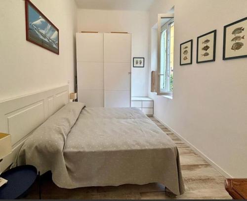 a bedroom with a bed in a white room at Almar esclusivo e centrale in Camogli