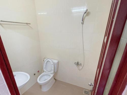 une salle de bain avec toilettes et douche dans l'établissement THANH HẰNG MOTEL, à Xã Thắng Nhứt
