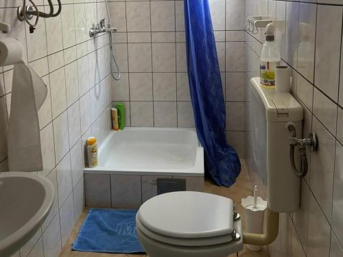 ein Badezimmer mit Toilette und Badewanne in der Unterkunft Apartment M in Mostar