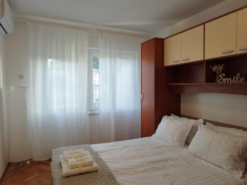 sypialnia z łóżkiem i dwoma ręcznikami na nim w obiekcie Antemma Apartment w Puli