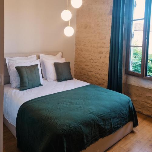une chambre avec un grand lit avec deux oreillers dans l'établissement Casita Suite Hyper centre Sarlat, à Sarlat-la-Canéda
