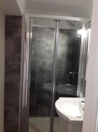 une salle de bain avec douche et lavabo dans l'établissement Studio 1 proche mer Dunkerque Malo les bains, à Dunkerque
