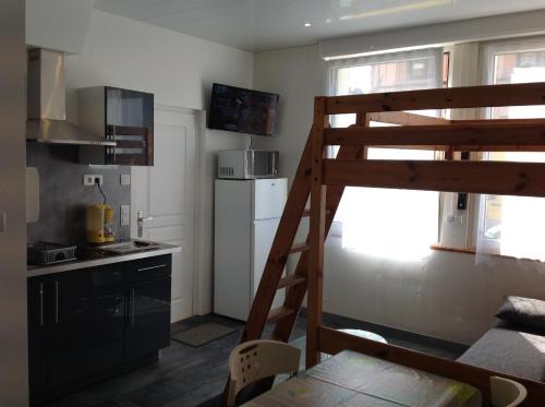 - une cuisine avec une échelle dans une petite pièce dans l'établissement Studio 1 proche mer Dunkerque Malo les bains, à Dunkerque