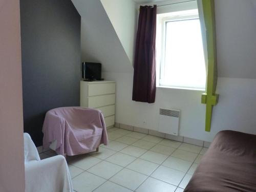 Camera piccola con finestra e tavolo di Vergers de Kerguen a Quimper