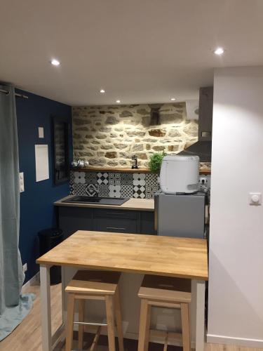- une cuisine avec une table en bois et un comptoir dans l'établissement Vergers de Kerguen, à Quimper