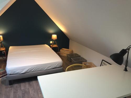 una piccola camera con due letti e due tavoli di Vergers de Kerguen a Quimper