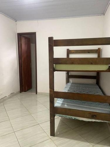 a room with two bunk beds in a room at Recanto Piscina na Mata in Betim