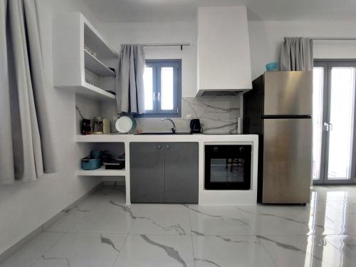 Кухня или мини-кухня в Cledari Plaka Appartments
