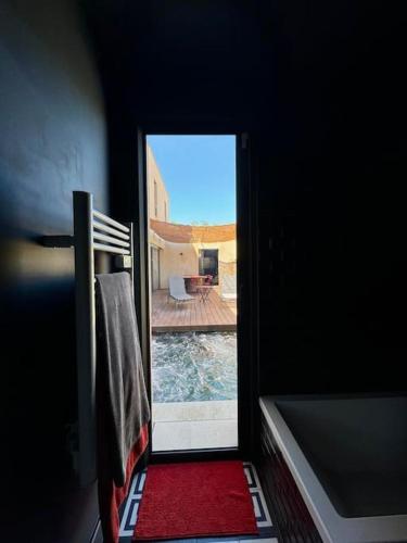 - une porte donnant sur une chambre avec vue sur un patio dans l'établissement Maison d'architecte avec piscine-spa chauffé en centre ville de Vaison-la-Romaine, à Vaison-la-Romaine