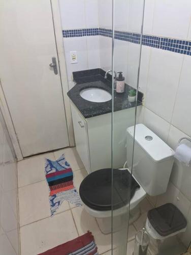 a small bathroom with a toilet and a sink at Quarto de Casal Bem Localizado Em apto Compartilhado AP 204 in Uberaba