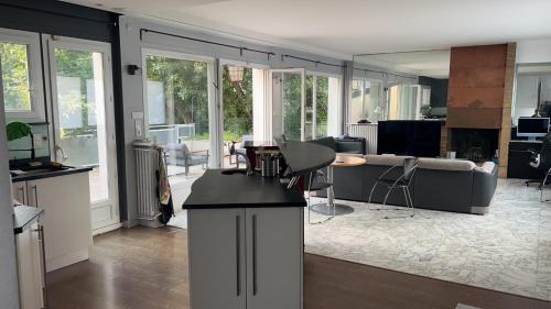 un salon avec un canapé et une table dans l'établissement La Vivaraize, à Saint-Étienne