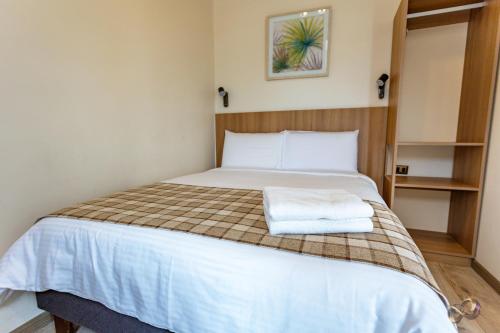 Un dormitorio con una cama con dos toallas encima. en Vistara Suites, en Iquique
