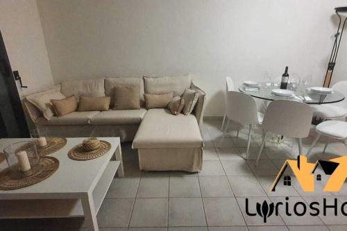 a living room with a couch and a table at Apartamento Califato 5 in Mojácar