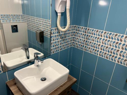 Un baño de Brit Hotel du Parc Niort Centre-Parking gratuit