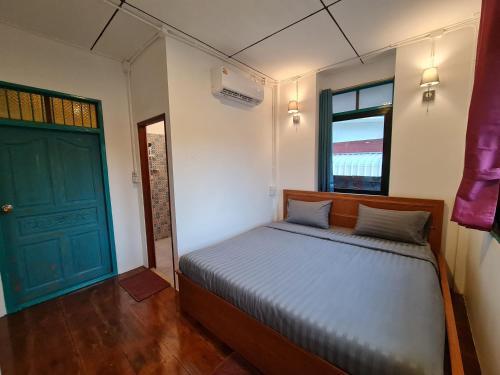 Ein Bett oder Betten in einem Zimmer der Unterkunft TepbunthomHouse Ayutthaya