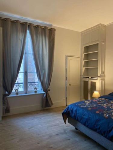 une chambre avec un lit et une fenêtre dans l'établissement Appartement Brasserie du Jard 2 chambres, à Châlons-en-Champagne