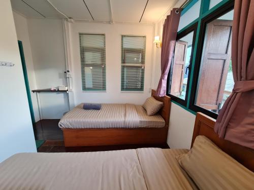 Ein Bett oder Betten in einem Zimmer der Unterkunft TepbunthomHouse Ayutthaya