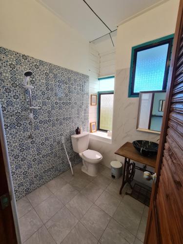 Ein Badezimmer in der Unterkunft TepbunthomHouse Ayutthaya