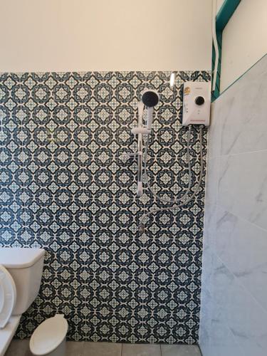 Ein Badezimmer in der Unterkunft TepbunthomHouse Ayutthaya
