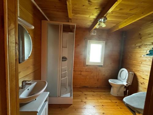 une salle de bain avec toilettes et lavabo dans l'établissement La casa noya sur la route du débarquement d omaha beach, à Le Grand-Hameau
