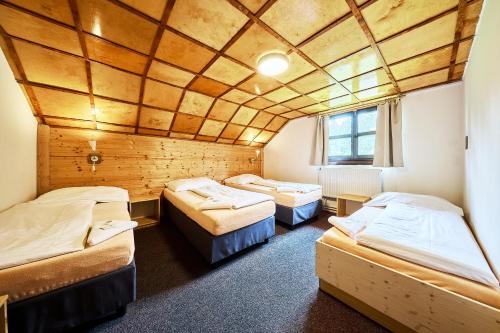 Postel nebo postele na pokoji v ubytování Modrokamenná bouda