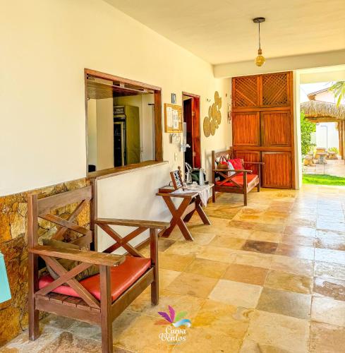 a living room with a bench and a table at Pousada Curva dos Ventos in Icaraí