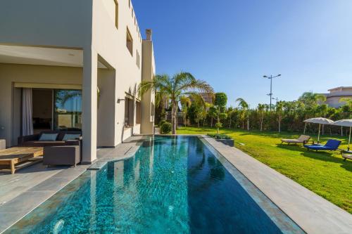 Kolam renang di atau dekat dengan Villa Naciri en plein golf avec vue sur Atlas