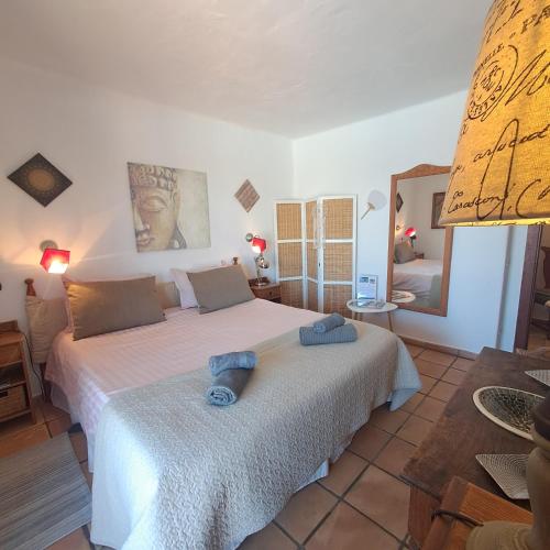 a bedroom with a bed with two towels on it at Guest House Ysabela Suite Privada y Habitaciones con Baño Compartido in Tías