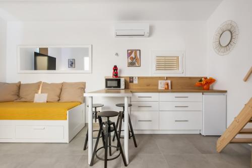 une cuisine avec un lit, un bureau et une table dans l'établissement Cap d'Adge Suit'Appart 4 Saisons 27 M2 + 6 M2 Terrasse, au Cap d'Agde