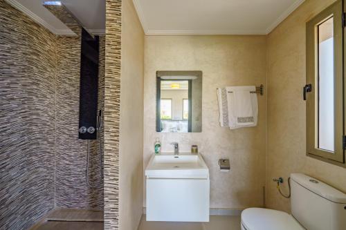 Bilik mandi di Villa Naciri en plein golf avec vue sur Atlas