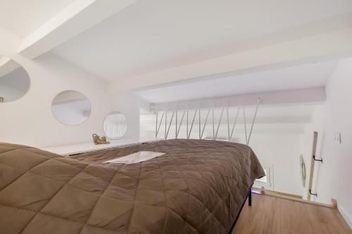 une chambre avec un grand lit dans une pièce blanche dans l'établissement Cap d'Adge Suit'Appart 4 Saisons 27 M2 + 6 M2 Terrasse, au Cap d'Agde