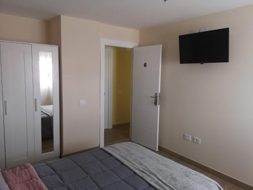 TV a/nebo společenská místnost v ubytování Hostal Mari en La Laguna, alquiler habitación privada en hostal, 6 habitaciones cerca de la universidad y aeropuerto Norte, 3 baños compartidos