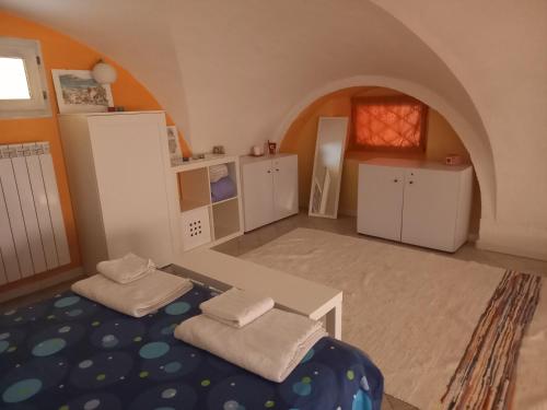 a room with two mattresses and a room with an arch at Ars Amandi in Sulmona
