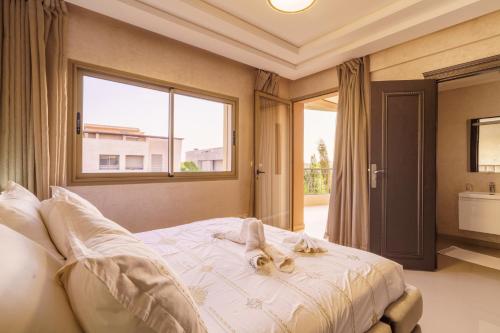 Katil atau katil-katil dalam bilik di Villa Naciri en plein golf avec vue sur Atlas