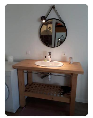 La salle de bains est pourvue d'un lavabo et d'un miroir sur une table. dans l'établissement sab, à Tarcenay