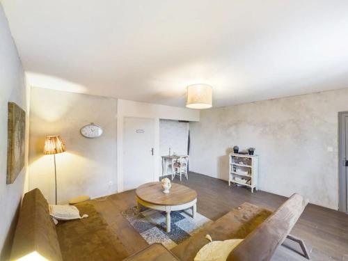 un salon avec un canapé et une table dans l'établissement Manoir des Barrayrous, à Nègrepelisse