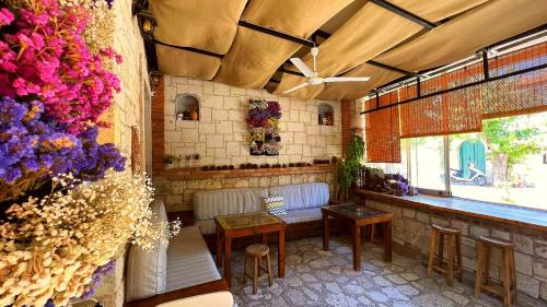 阿拉恰特Alayaz Hotel的墙上挂着长椅和鲜花的房间