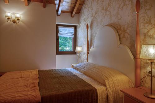 a bedroom with a bed and a window at Casa do Fasco in Castro Laboreiro