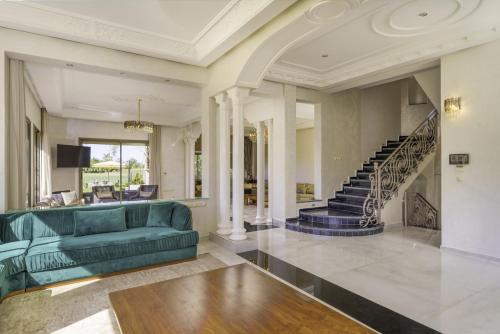 Ruang duduk di Villa Naciri en plein golf avec vue sur Atlas