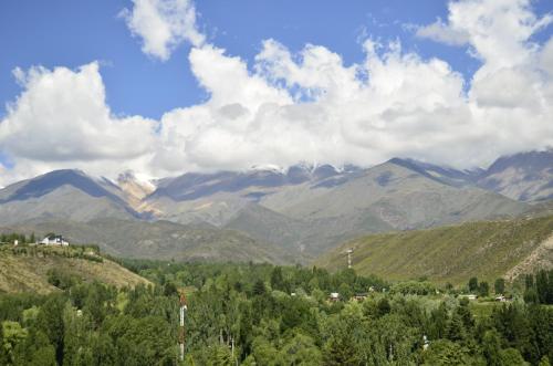 una vista di una valle con le montagne sullo sfondo di La Comarca Hostel de Montaña a Potrerillos