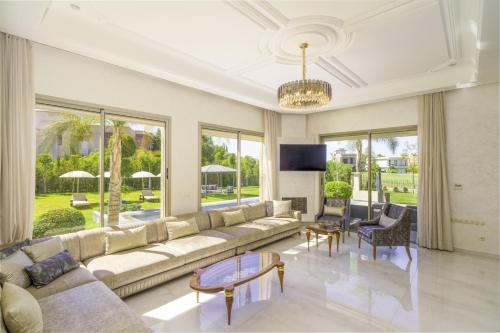 Televisyen dan/atau pusat hiburan di Villa Naciri en plein golf avec vue sur Atlas